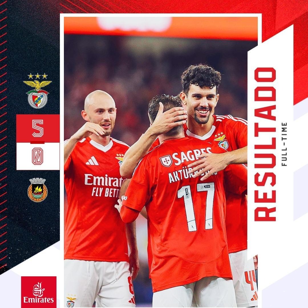 Pode ser uma imagem de 2 pessoas, pessoas jogando futebol, pessoas jogando futebol americano e texto